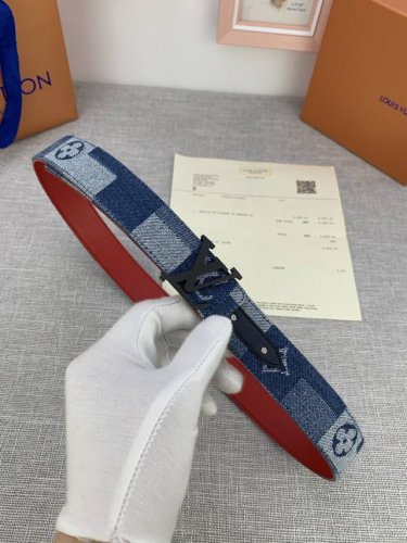 3.0宽Lv Iconic 腰带以潮流视角革新经典元素。Damier 图案与 Monogram 图案的拼接渲染丹宁纹理，无纹小牛皮提供素雅造型选择，精钢316扣