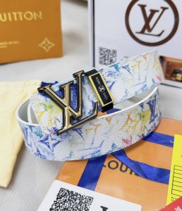 皮带：Lv..路易..顶级原单复刻. 腰带：百分百头层牛皮，保证真皮。双层菱形渐变色设计.24K纯钢扣涂鸦彩绘图案艺术双面可用专柜同等质量， 送人自用首选 包装