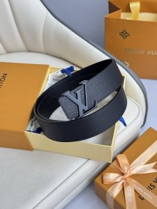 特 Lv 奢华款现代 饰以雅致大方的标志性 柔软结实的皮带 可搭配从礼服到休闲装各种服饰 宽度4.0Cm