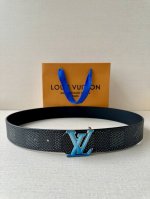 4.0宽 Lv Dimension 双面腰带以含蓄格调点亮日常风尚，彰显 Pharrell Williams 的设计巧思。Damier Heritage 饰带结