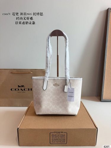 配礼盒 Coach 蔻驰购物袋 非常多人喜欢的Coach购物袋 经典款！可以放下日常用品！通勤超方便！尺寸：22*10*21Cm
