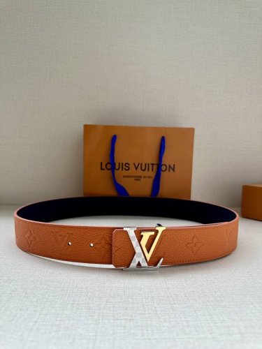 Lv 4.0宽 奢华款现代 Taurillon 皮革，饰以雅致大方的标志性 Lv 首字母。柔软结实的皮带，可搭配从礼服到休闲装各种服饰 双面Taurillon