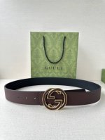 gucci 宽度4.0Cm 早春系列透过现代视角焕新诠释品牌经典元素。这款腰带以牛皮革匠心打造，巧妙缀饰互扣式双G搭扣，搭配嵌花牛皮革。这款腰带正面以灰色牛皮革
