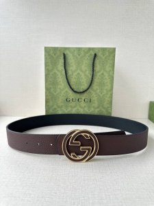 gucci 宽度4.0Cm 早春系列透过现代视角焕新诠释品牌经典元素。这款腰带以牛皮革匠心打造，巧妙缀饰互扣式双G搭扣，搭配嵌花牛皮革。这款腰带正面以灰色牛皮革