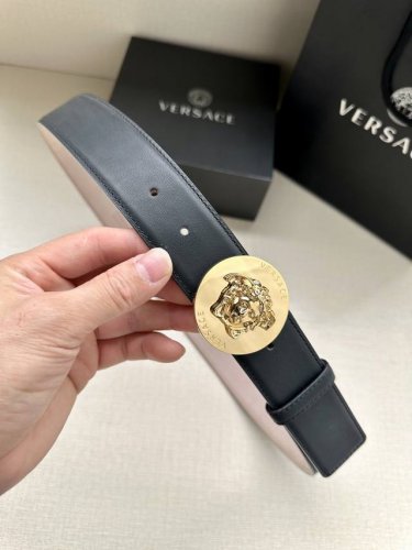 宽度4.0Cm Versaec 范思哲 此款时尚腰带由柔软的小牛皮革制成，饰有立体美杜莎！扣头五金采用真空电镀 。