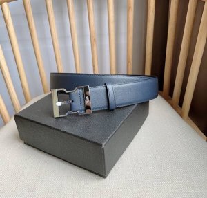 Prada 普拉达 专柜最新款 这款腰带搭配刻印徽标的带扣 匠心品质精雕细琢 巧妙凸显时尚设计 宽4.0