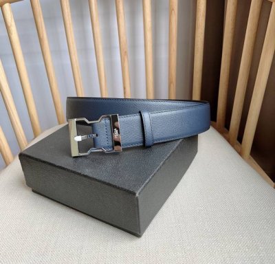 Prada 普拉达 专柜最新款 这款腰带搭配刻印徽标的带扣 匠心品质精雕细琢 巧妙凸显时尚设计 宽4.0