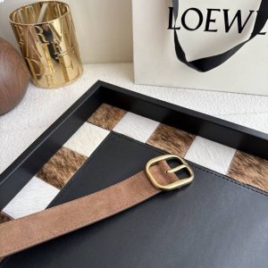Loewe新款柔软粒面牛皮革腰带，圆形搭扣，3.2Cm宽，五孔调节，镌刻Loewe标志。颜色：黑色 银扣