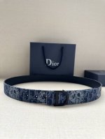 宽度3.5Cm 这款 Dior Charm 腰带扣是夏季男装系列新品，采用不锈钢真空电镀菱饰面精心设计，重新演绎经典的 Dior 标志。可与各式 35 毫米腰带
