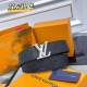 Lv Dimension 双面腰带将创意传承与华美街头风范共冶一炉，彰显创意总监 Pharrell Williams 的时尚远见。Monogram 帆布铺陈外层