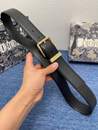 Dior迪奥腰带擦色工艺搭配黑色粒面牛皮革里料，金属覆层黄铜腰带扣设计，镌刻有“Dior”标志，巧妙地提升格调，宽3.5Cm