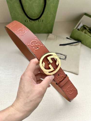 Gucci 宽度4.0Cm 这款单品将品牌的过去与未来贯通在一起，以现代风格的全新设计诠释了经典设计元素。Guccio Gucci字母交织图案巧妙融入纹理和材质