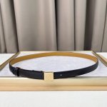 lower家必入款！皮带作为配饰中一个重要的单品，这款皮带2Cm宽度，不仅可以搭配牛仔裤，也可以搭配西装外套已经裙装。让穿搭更有层次且不失格调！