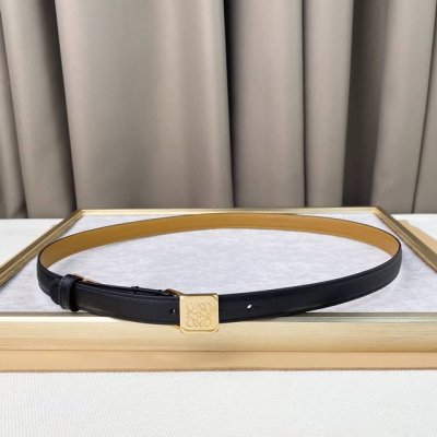 lower家必入款！皮带作为配饰中一个重要的单品，这款皮带2Cm宽度，不仅可以搭配牛仔裤，也可以搭配西装外套已经裙装。让穿搭更有层次且不失格调！