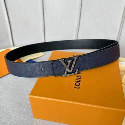 特 寬度：35Mm Lv S-Lock系列 精緻的字母搭扣 搭配驢家法國原廠荔枝紋皮料 手感超好 雙面用