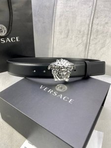 宽度4.0Cm Versace 范思哲 此款原版皮带饰有Versace品牌标志：3D美杜莎皮带扣，这也是Palazzo系列的一部分。