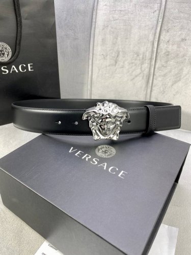 宽度4.0Cm Versace 范思哲 此款原版皮带饰有Versace品牌标志：3D美杜莎皮带扣，这也是Palazzo系列的一部分。