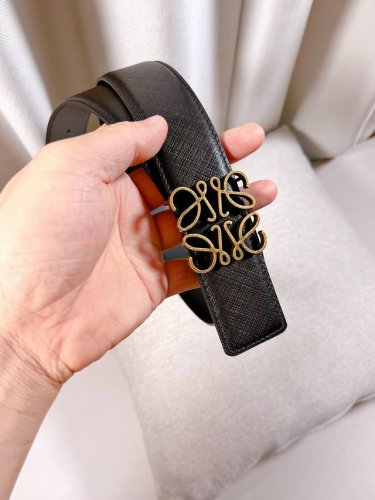 Loewe 罗意威 专柜最新同款腰带 双面头层牛皮 正反面两穿腰带 选用压纹丝绸牛皮革制成 反复anagram图案 配有loewe Anagram针扣 男神们的