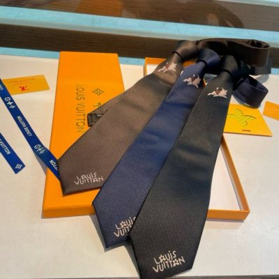 Jumping Dog 领带以细腻桑蚕丝展现品牌与 Tyler 携手的创意结晶。当季谐趣吉祥物跃现领结，路易威登标识栖身底部，可为高尔夫风格系列造型添上灵动一笔
