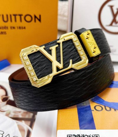 皮带：Lv..路易..威登顶级复刻. 腰带：原单品质百分百头层牛皮，保证真皮。雕花镂空镶钻石设计24K纯钢扣.永不掉色进口原厂小牛皮纹路.油蜡工艺双面两用专柜同
