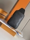 顶级原单原版开发，全钢五金 本款 Avenue 单肩包取材 Damier Graphite 帆布，为正面外袋点缀路易威登巴黎标识皮革贴饰。可调节锦纶肩带可通过
