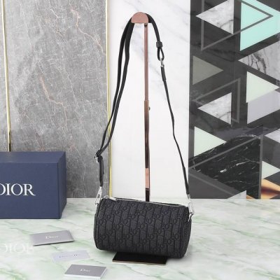 迪奥 Roller Dior Oblique男士肩背斜挎包 圆筒包 配专柜正品盒子 型号：1Ropo061 黑布提花 米色和黑色 Oblique 印花 外部饰有