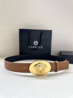 宽度：4.0Cm 范思哲 此款椭圆五金配件、腰带饰有标志性的Versace美杜莎头像扣，彰显品牌格调。是一款精美的衣橱必备单品。
