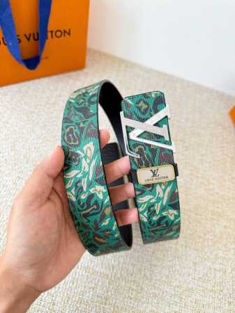 品名： Lv..路易..威登腰带皮带原单 型号：挂扣，经典纯钢材质挂扣，头层牛皮，图片实物拍摄 材料：头层牛皮，挂扣系列，纯钢材质扣头，镀钯电镀工艺永不掉色。原 - 点击图像关闭