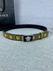 宽度4.0Cm Versace 范思哲 此款palazzo腰带采用牛皮革面料制作 并饰有Le pop Classique图案印花和标志性的美杜莎五金配件