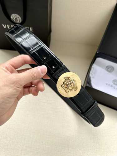 宽度4.0Cm Versaec 范思哲 此款时尚腰带由柔软的小牛皮革制成，饰有立体美杜莎原单钢扣 五金采用真空电镀 。