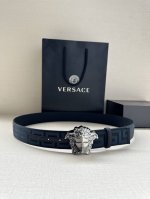 带宽3.8Cm Versace 范思哲 此款缎带腰带风格十分休闲，饰有标志性希腊回纹图案，可搭配休闲单品或高腰正装。 闭合式佩戴 希腊回纹图案 材质： %聚酯纤