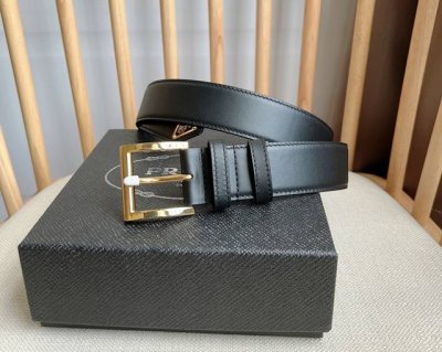 Prada 普拉达 专柜最新款 这款皮革腰带的尖部饰以标志性的涂珐琅金属三角形徽标 此徽标由mario Prada设计而来 1913年初次亮相于品牌的旅行箱 男