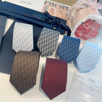 特 爆款到Do家新款领带 Dior男士 D家Logo系列领带 ，稀有展现精湛手工与时尚优雅的理想选择，这款采用Do家最经典极具标志性Logo提花制成的领带，以同