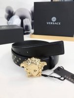 皮革腰带，以经典 Versace 美杜莎头像装饰，皮带配有闪亮五金，增添造型魅力。完美时尚必备单品。4.0宽