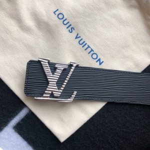 皮带：Lv..路易..威登顶级复刻. 腰带：原单品质百分百头层牛皮，保证真皮。真空电镀.永不掉色.24K纯钢扣头层牛皮，水波纹系列，永恒经典款专柜同等质量， 送