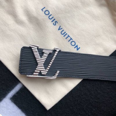 皮带：Lv..路易..威登顶级复刻. 腰带：原单品质百分百头层牛皮，保证真皮。真空电镀.永不掉色.24K纯钢扣头层牛皮，水波纹系列，永恒经典款专柜同等质量， 送