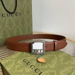 G家 宽度3.5 男士腰带 各式百搭单品继续为Gucci 2024早春系列添姿加彩。这款时尚腰带以黑色皮革匠心呈现，配以由钯金色调金属打造的Gucci铭牌腰带扣