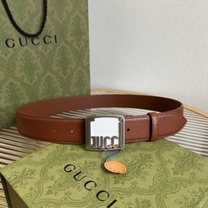 G家 宽度3.5 男士腰带 各式百搭单品继续为Gucci 2024早春系列添姿加彩。这款时尚腰带以黑色皮革匠心呈现，配以由钯金色调金属打造的Gucci铭牌腰带扣