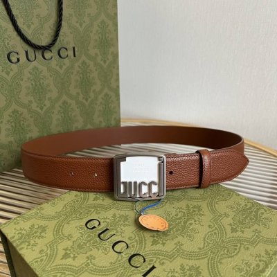 G家 宽度3.5 男士腰带 各式百搭单品继续为Gucci 2024早春系列添姿加彩。这款时尚腰带以黑色皮革匠心呈现，配以由钯金色调金属打造的Gucci铭牌腰带扣
