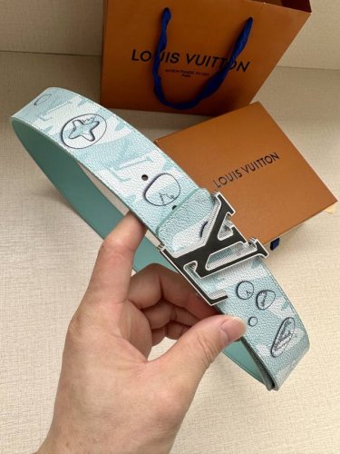 Lv Aqua 双面腰带为传统设计引入现实主义意趣。Monogram Aqua 帆布以 3D 水滴图案模糊 Monogram 图案的经典轮廓，将相同意境延续至