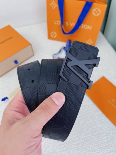 特 Louis Vuitton.原单.Lv专柜同款.宽度40毫米.双面进口意大利小牛皮+高温压经典格子纹效果.手感细腻 搭配精品五金扣.
