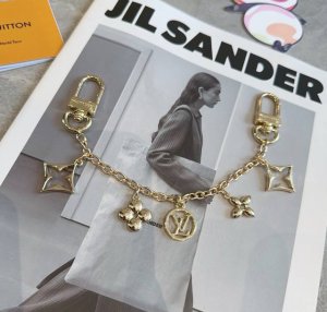Lv钥匙扣 包包挂链 挂件 金色M01188 Spring Street Chain 包饰将 Monogram 花卉和 Lv 字母等经典元素化为袖珍挂饰