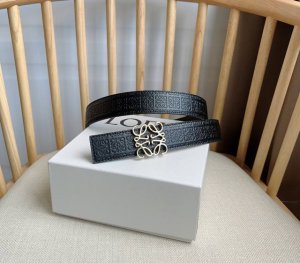 Loewe 罗意威专柜最新同款腰带 双面头层牛皮 正反面两穿腰带 选用压纹丝绸牛皮革制成 反复Anagram图案 配有Loewe Anagram针扣 女神们的首