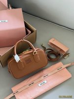 全套包装 Size：23*11Cm Miumiu保龄球 公文包 包包甜度刚好！ 很难不爱啊啊！ 可手拎也可斜挎 绝对不是小废包哦容量足足的~~ 出场就是Mium