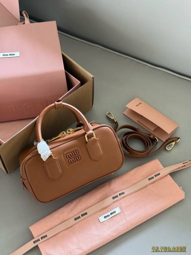 全套包装 Size：23*11Cm Miumiu保龄球 公文包 包包甜度刚好！ 很难不爱啊啊！ 可手拎也可斜挎 绝对不是小废包哦容量足足的~~ 出场就是Mium
