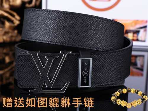 皮带：Lv..路易..原单 腰带：百分百头层牛皮，保证真皮。24K纯钢扣双面可用专柜同等质量， 送人自用首选 包装： 请认准如图专柜包装，赠送打孔器，银联发票，