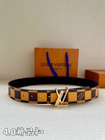 4.0宽 本款 Lv Initiales 双面腰带瞩目亮相路易威登 2024 春夏男装秀场，以鲜明 Damier Pop 帆布和内敛牛皮革巧妙分饰两面，点缀 L