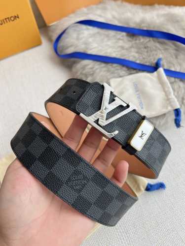 品名： Lv..路易..威登腰带皮带原单 型号：挂扣，经典纯钢材质挂扣，头层牛皮，图片实物拍摄 材料：头层牛皮，挂扣系列，纯钢材质扣头，钯镀电镀工艺永不掉色。原