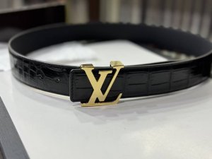 腰带的天花板 尼罗鳄鱼皮无拼接腰带，自然渐变的方格纹理精致大气，搭配精致电镀钯金原版扣，细节精湛，佩戴在腰间沉稳大气。4.0Cm 65247600