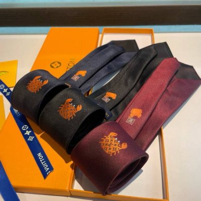 Lv Crab 桑蚕丝领带浸染深邃色调，于醒目海滩动物刺绣融入标志性 Monogram 图案，为华美设计注入盎然意趣。 7 X 148 厘米 高 X 长度 10